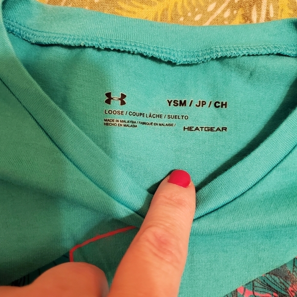 **Bundle** 2 Under Armour Shirts - Picture 3 of 7